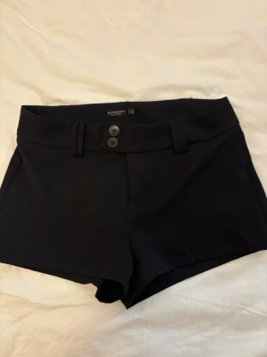 Mini shorts - Supersnygga lågmidjade mini shorts i kostym stil!💕Aldrig använda! Storlek M men passar mer S.