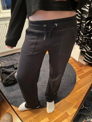 Svarta mjukisbyxor  - Säljer ett par mjukisbyxor i färgen svart. Dessa är riktigt sköna att ha på sig. De är även lågmidjade och raka i modellen. Buda på!