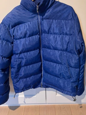 Blå jacka - Tja ja säljer en blå jacka storlek S-M men det står S men den är puffig så typ M och den passar om man är minst 162 cm lång