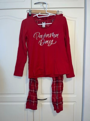 Pyjama S - Punainen pyjama asu. Jonkun verran käytetty. Alkuperäiset nauhat katkenneet, joten laitettu itse uudet, tälloin jouduttu takaa ompelemaan uusiksi, voi korjata nätimmin jos osaa. Koko S. Kaikai n 43cm, olkahelma n 55cm. Vyötärön leveys n 36cm, haara-lahje n 70cm. Eläintalous MMM Katsothan myös muut ilmoitukseni Tarjoa 
