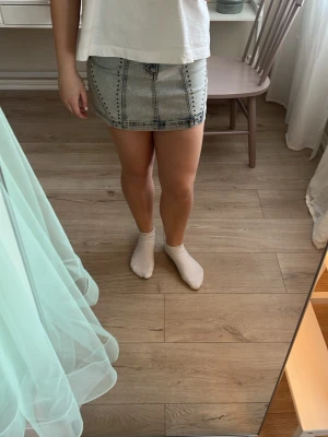 Ljusblå jeanskjol - Snygg ljusblå jeanskjol från hm i storlek M. Midjan är 38 cm och längden är 41 cm💕💕