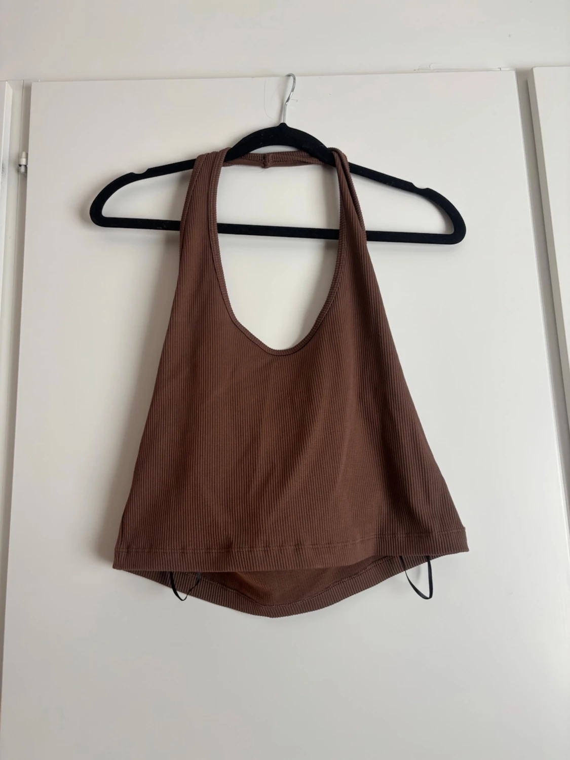 Brun ribbad halter neck topp