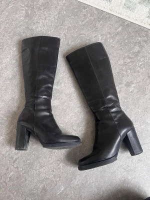 Boots - Jättefina boots/stövlar med klack som jag köpte på plick. Aldrig använda från mitt håll! 