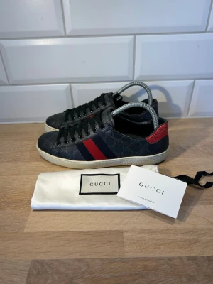 Gucci Ace - Gucci i bra skick, endast lite heeldrag | Storlek: 40, innersula: Ca 26cm | Og: Dust bag och kort | Vid frågor eller diskussion om pris är det bara att skriva✍🏼| Frakt inom 48h📦