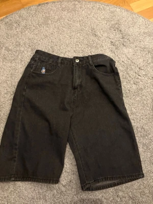 Polar 93 shorts - Säljer ett par polar shorts då dem inte passar mig. De är i fint skick. 