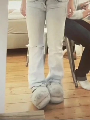 Ljusblå bootcut jeans med slitning - Säljer ett par ljusblå bootcut jeans med slitning över ena knät. Jeansen har klassisk femficksmodell, lågmidja och är tillverkade i denim med lite stretch. Perfekta för en avslappnad och trendig look. ! ÄR SLITNA LÄNGST NER DÄR BAK!💕