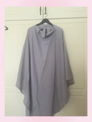 Grå lång khimar - Säljer denna ljus gråa khimaren använd en gång 💞