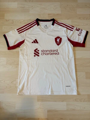 Liverpool FC Borta Kit 2025/26 - Stilren fotbollströja i helt nytt skick. Tröjan är inte använd en endaste sekund.