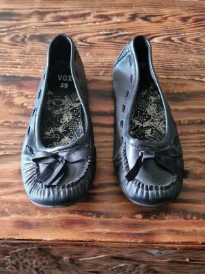Svarta ballerinaskor - Sulan har släppt/börjat släppa bak på skorna men det går säkert att fixa till med lite lim. I övrigt är de i mycket fint skick, knappt använda.