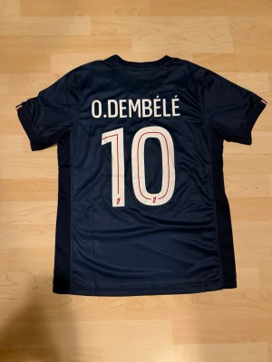 #10 Ousmane Dembele Paris SG Hemma Kit 2025/26  - Stilren fotbollströja i helt nytt skick. Tröjan har inte använts en endaste sekund. 