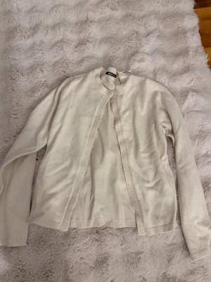 Kofta - Jättegullig kofta från Gina tricot i mycket fint skick