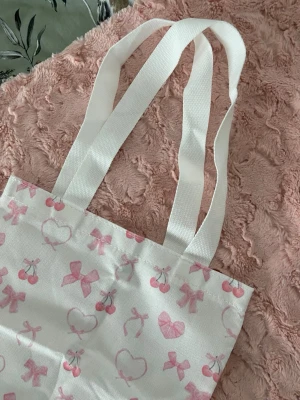 Söt tote bag  - Söt tygkasse eller tote bag med rosetter o hjärtan 🩷💞💓 Helt ny och oanvänd! 💕🍓