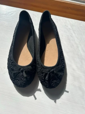 Svarta ballerinaskor - Ett par söta svarta ballerinaskor i storlek 36💗