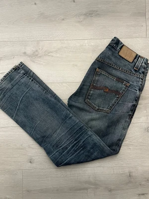 Nudie jeans  - Hej! Säljer dessa nudie jeans//bra sick, finns dock ett litet hål vid knät, dock inget man märker och förstärker bara stilen för jeansen//fråga gärna! 