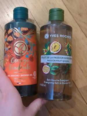 Duschtvål Yves Rocher duo - Två duschgeler från Yves Rocher: en med doft av apelsin och en med passionsfrukt och ingefära. Båda flaskorna är 400 ml och har färgglada etiketter med fruktmotiv. Perfekt för dig som gillar fräscha och energigivande dofter i duschen.