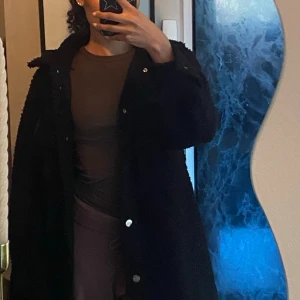Lång Teddy Jacka - Säljer denna  långa teddy jackan. Den är tunn och oversized. Funkar bra som en vår eller höst jacka. Säljer då jag äger två stycken. 