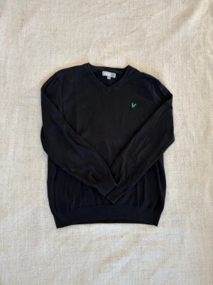 Lyle & scott tröja  - Söker du en bekväm tröja perfekt till våren och sommarkvällarna? Denna tröja är i fint skick och passar till det mesta. Dessutom till ett väldigt fördelaktigt pris där nypriset är upp emot fem gånger så mycket. Tveka inte på att slå till!  (Postar inom 24)