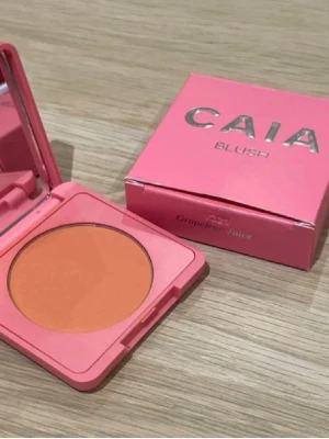 CAIA Blush Grapefruit Juice - Säljer ett CAIA Blush i färgen Grapefruit Juice. Rouget kommer i en snygg rosa dosa med spegel och har en varm persikoorange nyans som ger fräsch lyster till kinderna. Perfekt för att skapa en naturlig glow och enkel att ta med i väskan.