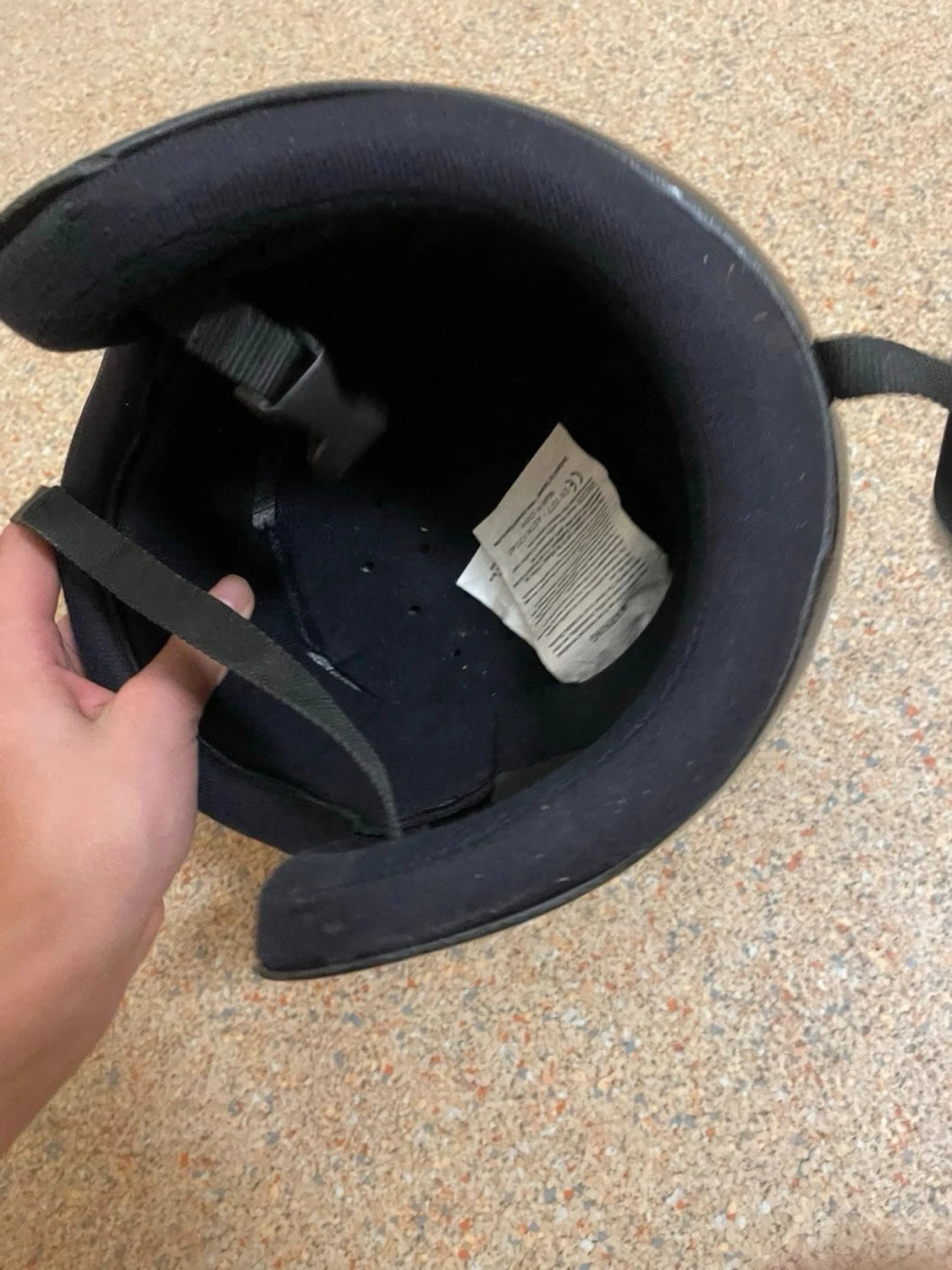 Svart hjälm med ventilationshål - 5