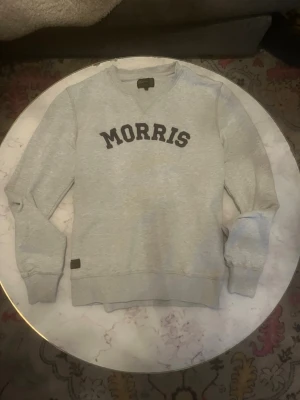 Grå tröja från Morris - Snygg grå sweatshirt från Morris, otroligt skön liten defekt därav det riktigt bra priset!