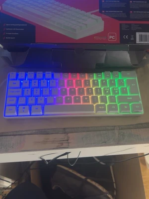 MX5 RGB KEYBOARD  - Nästan som ny. Använd bara en gång!. Har du frågor? Fråga gärna!