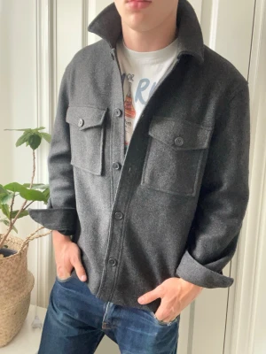Studio total overshirt  - Studio total overshirt, lite stor på modellen. Inga defekter! Modellen i bilderna är 180 cm 75 kg och bär Storlek M , Kom med frågor! 🌟 (Kan gå ned i pris vid köp av paket 😉) 