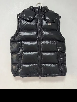 Moncler väst S  - En riktigt fin A:kopia man kan aldrig se skillnad mellan den och en äkta. Riktigt skön material och väldigt bra kvalitet. Är knappt andvänd 5 gånger inte mer. Storlek S. Rekommenderas starkt. Priset går att diskutera vi snabb affär.