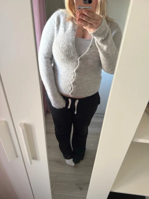 Ljusgrå kofta från Gina Tricot - Mysig ljusgrå kofta från Gina Tricot med lång ärm och knäppning framtill. Koftan är stickad och har en enkel, klassisk design som passar perfekt till många olika outfits. Pris kan diskuteras💞