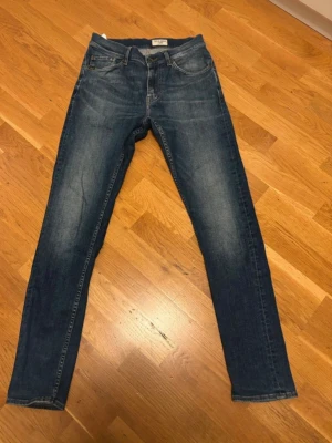 Jeans Tiger of Sweden  - Ett par schyssta jeans från tiger of Sweden i modellen evolve, i W29 och L32. Priset kommer är för handlingsbart så de är bara att buda