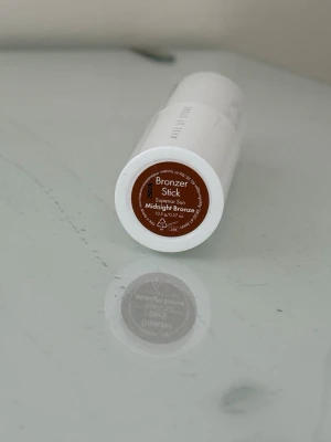 Bronzer Stick Midnight Bronze - Bronzer Stick från Make Up Store i färgen Midnight Bronze. Ger en solkysst look med en djup bronzig ton. Endast provad , säljes då den va för mörk för mig. 
