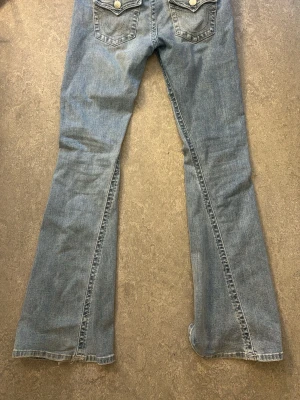 True Religion Lowrise flare - Snygga ljusblå bootcut jeans från True religion, jeansen är lågmidjade och är i storlek 27.
