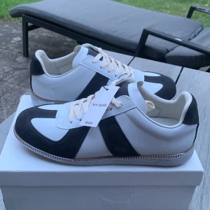 Gråvita  Gat’s - Snygga sneakers i mörkgrått och vitt. Begagnade från vinted och box ingår men dåligt skick 😸, storlek 43