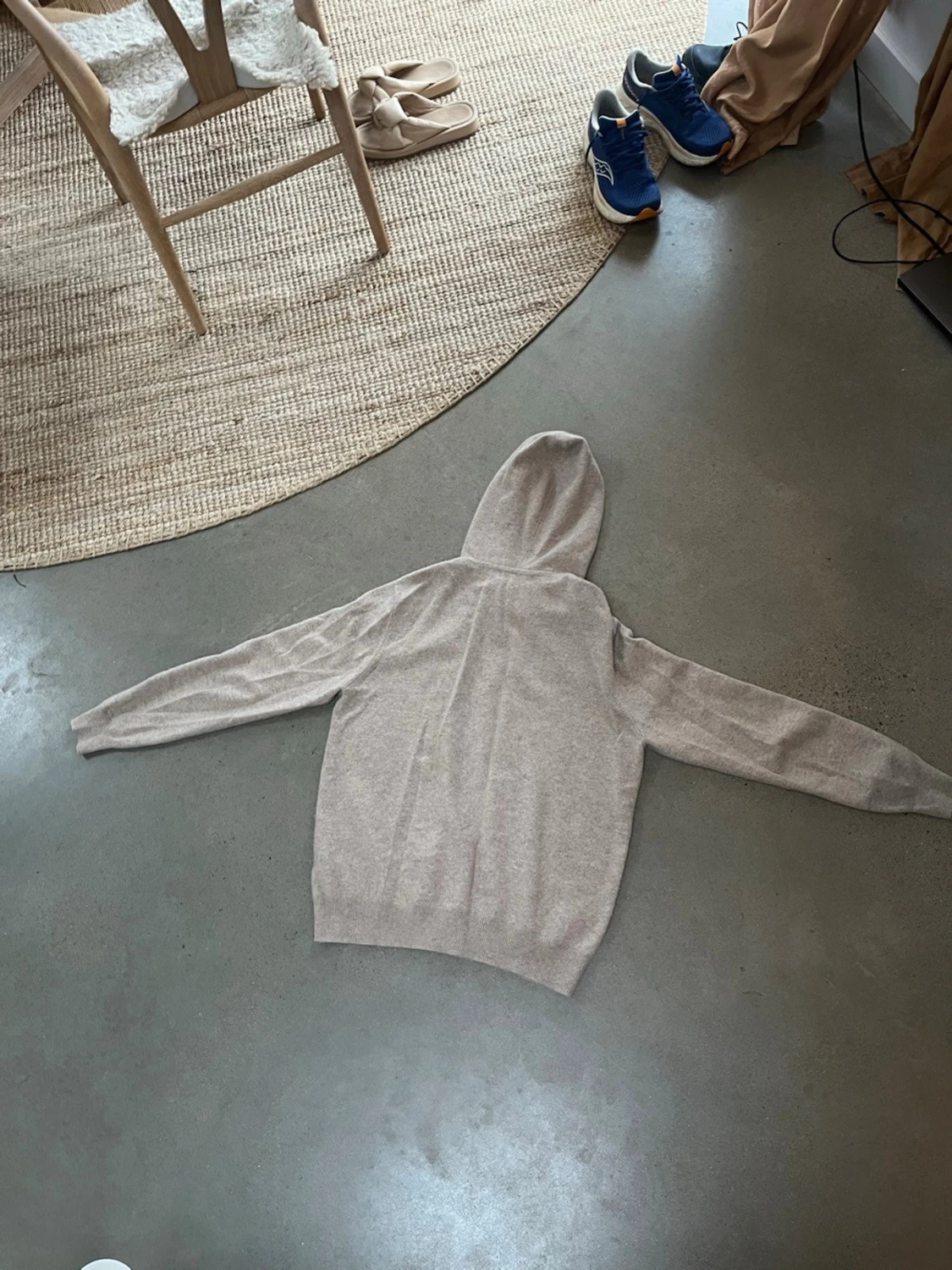 Beige hoodie i mjukt material - 1