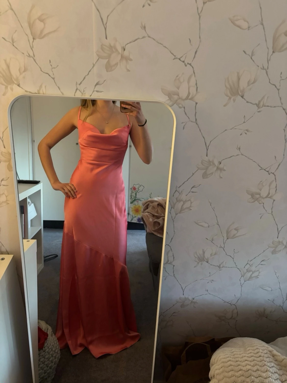 Lång rosa satinklänning med smala axelband - 1
