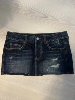  jeanskjol  - Snygg mörkblå jeanskjol från American Eagle  helt perfekt säljer för den e för liten  midjemåttet är 39cm och längden är 26cm , kjolen är lågmidjad och sitter helt perfekt 