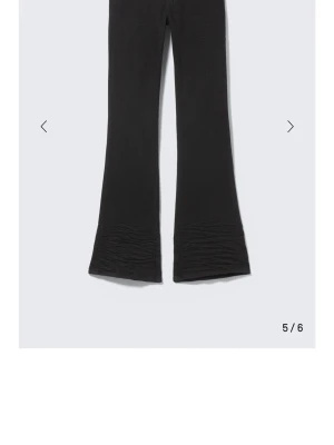 Svarta lågmidjade utsvängda jeans - Svarta lågmidjade jeans från weekday, som är helt oanvända. 