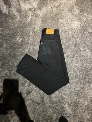 Levis 501 Svarta - Lätt använda Levis 501 med rak passform 