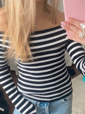 Randig off shoulder tröja  - Randig off shoulder stickad tröja från Stradivarius storlek xs ❣️