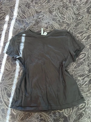 Mörkgrå T-shirt  - Basic T-shirt 