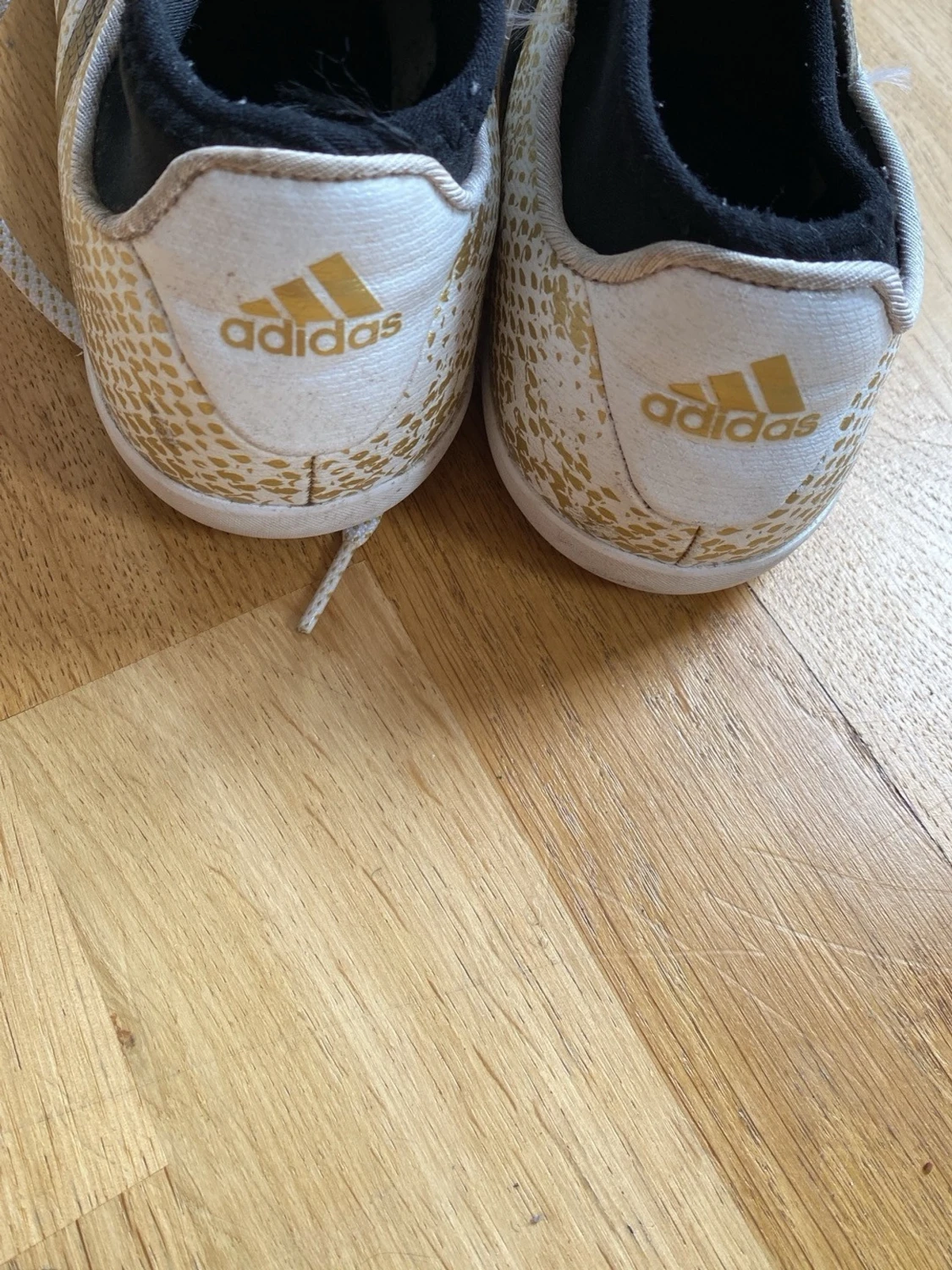 Adidas vita och svarta innetränings skor  - 4