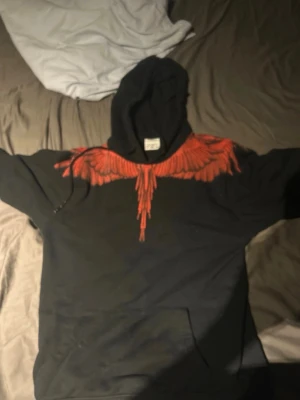 Marcelo burlon hoodie - Jag säljer en fet Marcelo burlon hoodie, den är i mycket bra skick då den bara blivit använd ett fåtal gånger. Pris kan diskuteras!