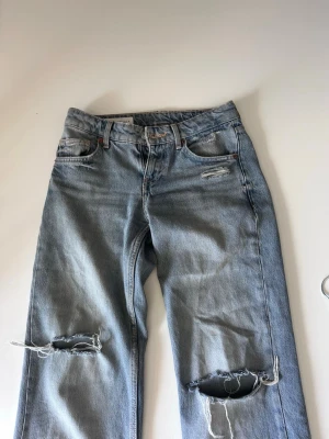 Zara jeans - Vida jeans från Zara som inte kommer till användning 🫶🏼 använda ett par gånger men i fint skick. Hålen längst ner på benen är designen❣️
