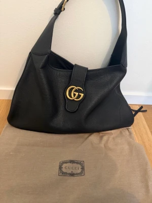 Svart axelremsväska från Gucci - Gucci Aphrodite läderhobo väska. Medföljer dustbag och 2 stycken justerbara axelremmar.