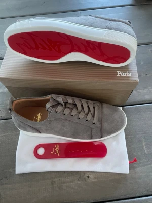 Loubs/ Louboutins - Ett par feta Loubs i färgen grå. De passade inte mig eftersom att jag har väldigt breda fötter så blir att sälja de. Hör av er ifall ni är intresserade, storlek 43 men kan säkert passa någon storlek upp eller ned! Fraktar inom 24h🚛📦🚚