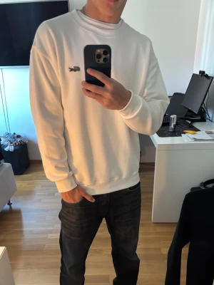 Vit sweatshirt från Lacoste - Vit Lacoste sweater knappast använd.  