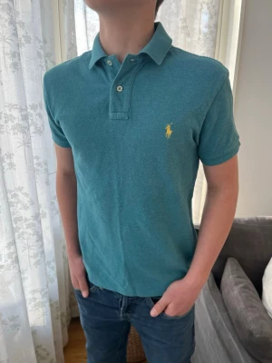 Blå Ralph Lauren piké, storlek S - Blå Ralph Lauren piké helt utan defekter Perfekt nu till sommaren Hör av er vid frågor eller förhandling!😁