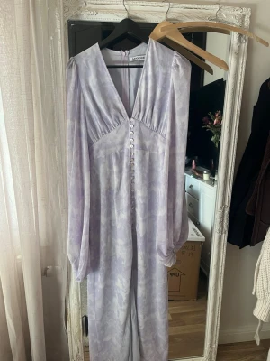 Adoore klänning - Säljer min fina lila adoore klänning i modellen positano. Denna färg finns ej att köpa längre. Storlek 36💜