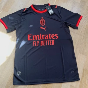 AC Milan - Helt ny med tags. Finns i storlek M. Hör av dig vid intesse