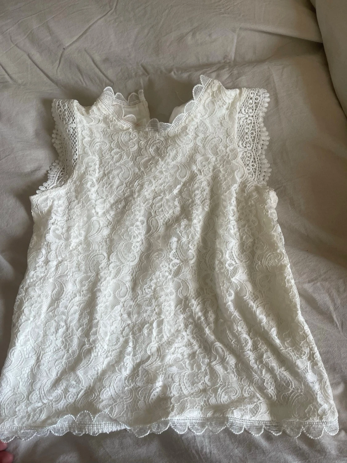 Vit spetsblus med volangdetaljer - 1