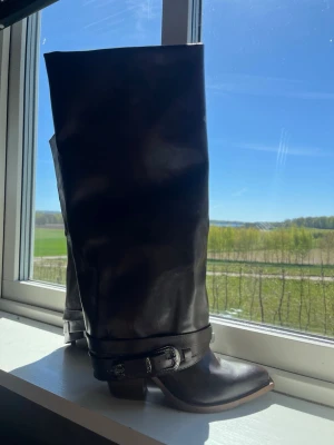 Bruna boots - Snygga bruna boots som är köpta utomlands förra året.🤎 Använda två gånger och kommer tyvärr inte till användning mer. Nypris: 800kr, pris går att diskutera vid snabb affär🧸